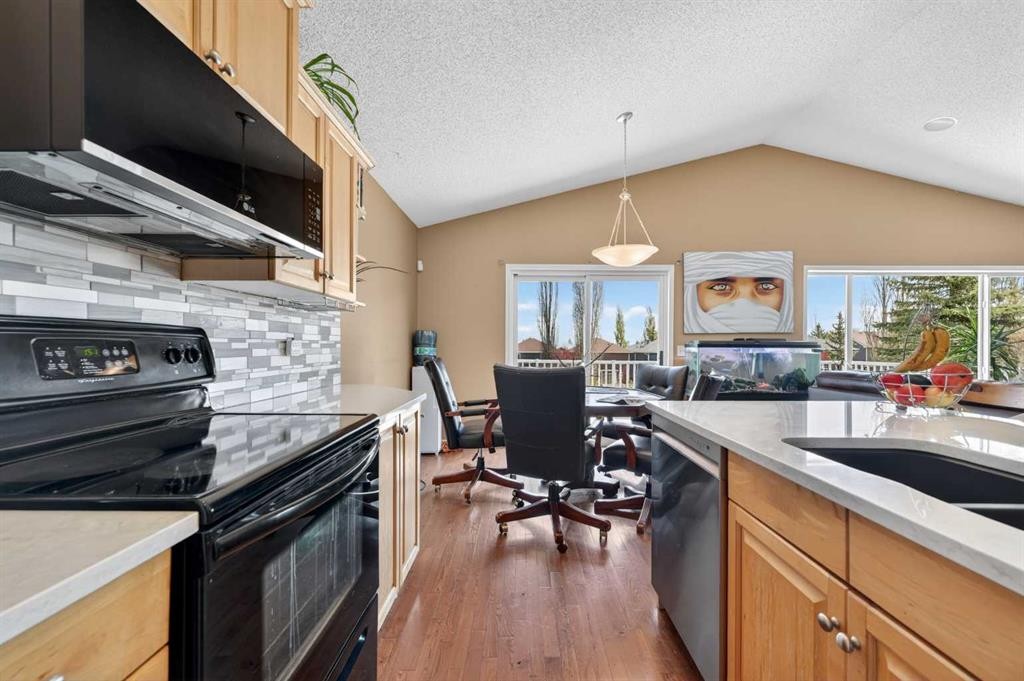44 Bridlepost Green Sw, Calgary, AB - Indoor Photo Showing Kitchen
