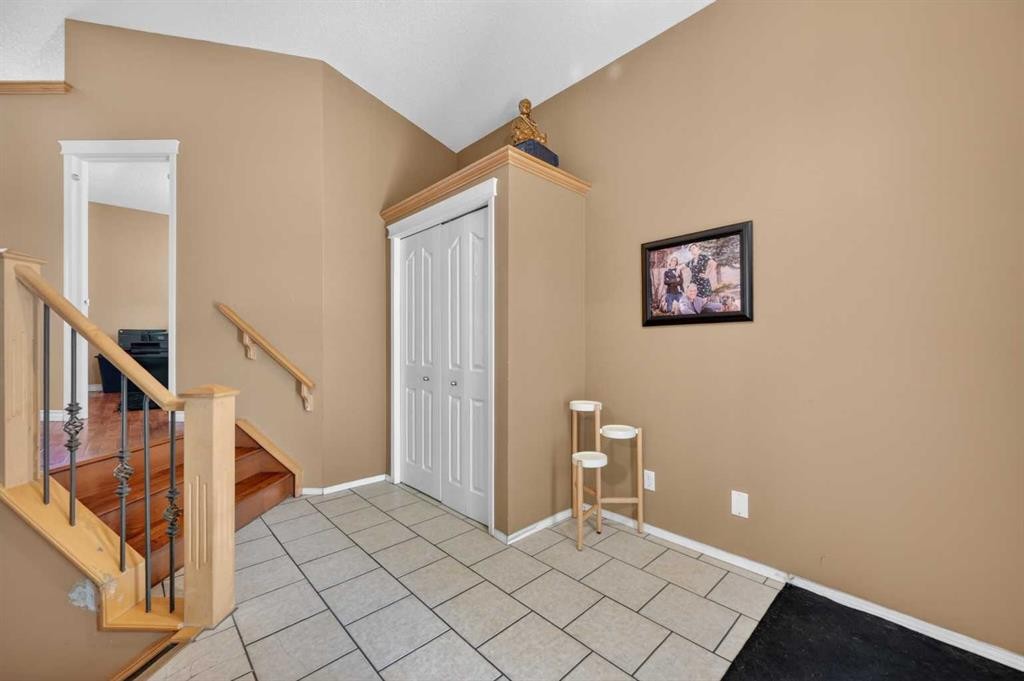 44 Bridlepost Green Sw, Calgary, AB - Indoor Photo Showing Other Room