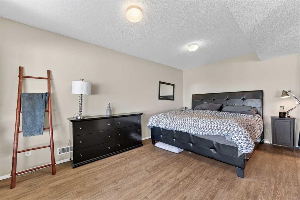 44 Bridlepost Green Sw, Calgary, AB - Indoor Photo Showing Bedroom