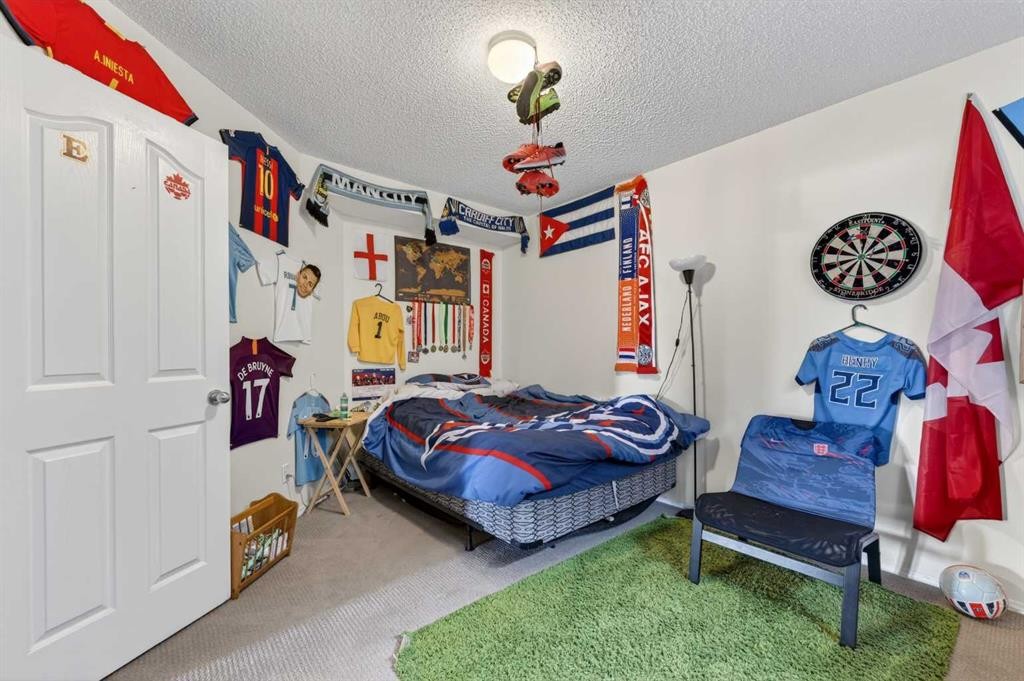 44 Bridlepost Green Sw, Calgary, AB - Indoor Photo Showing Bedroom