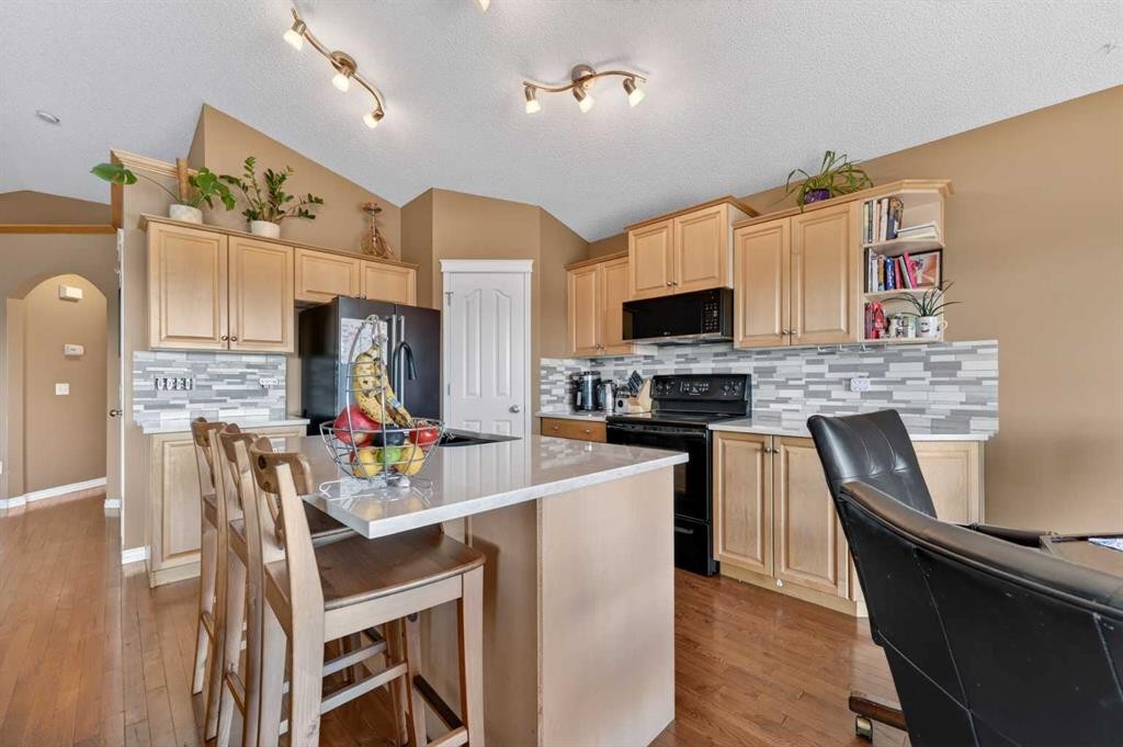 44 Bridlepost Green Sw, Calgary, AB - Indoor Photo Showing Kitchen