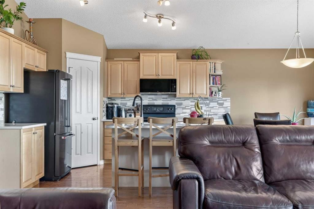 44 Bridlepost Green Sw, Calgary, AB - Indoor Photo Showing Kitchen