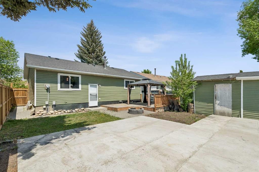 83 Appletree Close Se, Calgary, AB - Outdoor