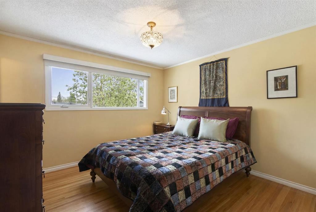 10811 Maplecrest Road Se, Calgary, AB - Indoor Photo Showing Bedroom