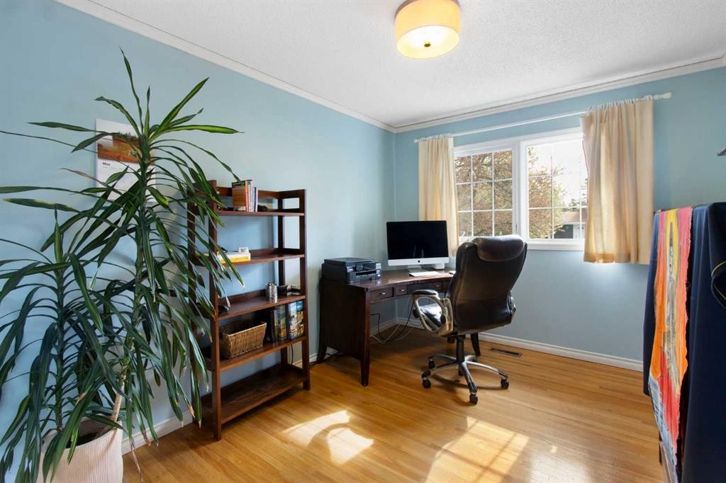 10811 Maplecrest Road Se, Calgary, AB - Indoor Photo Showing Office