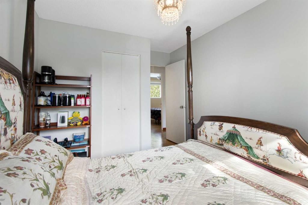 10811 Maplecrest Road Se, Calgary, AB - Indoor Photo Showing Bedroom