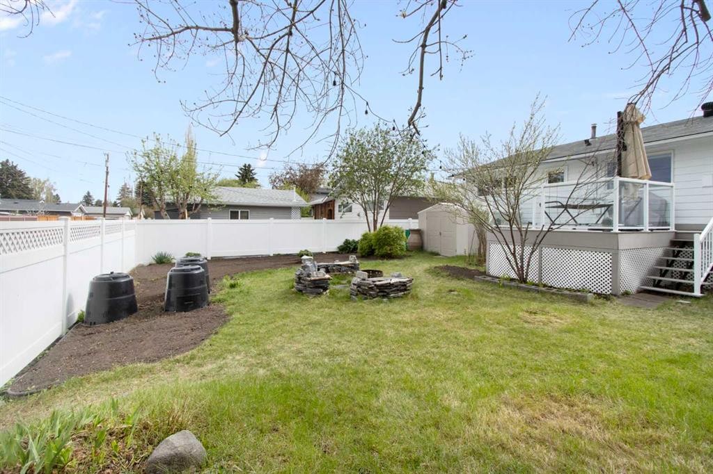 10811 Maplecrest Road Se, Calgary, AB - Outdoor