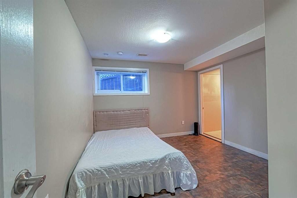 247 Pantego Way Nw, Calgary, AB - Indoor Photo Showing Bedroom