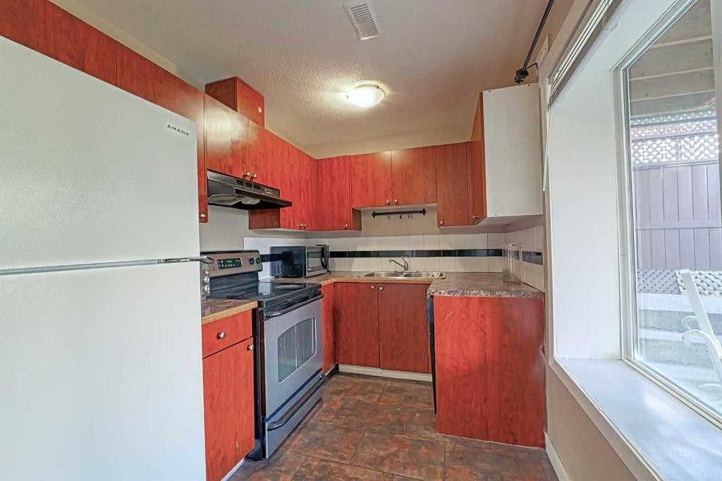 247 Pantego Way Nw, Calgary, AB - Indoor Photo Showing Kitchen With Double Sink
