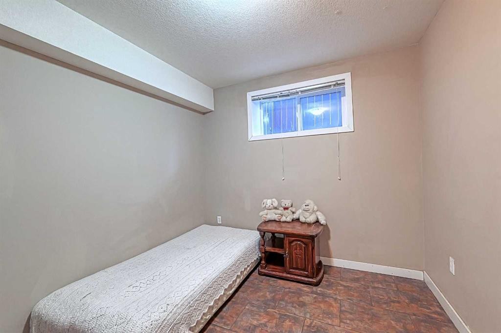 247 Pantego Way Nw, Calgary, AB - Indoor Photo Showing Bedroom