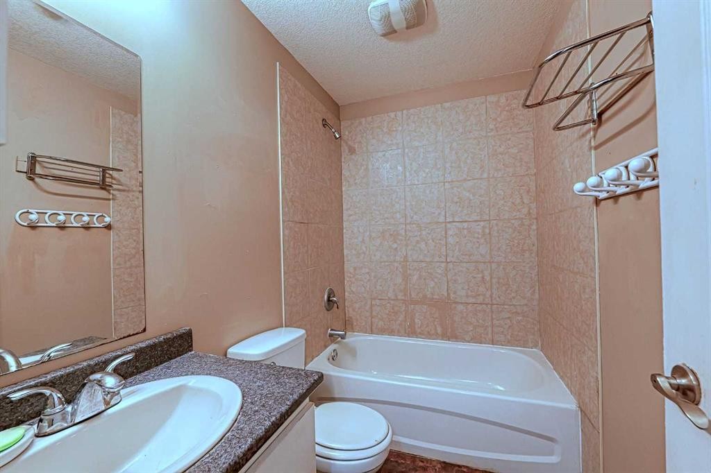 247 Pantego Way Nw, Calgary, AB - Indoor Photo Showing Bathroom