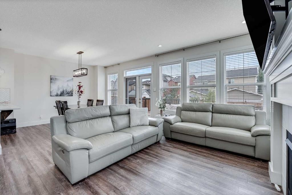 4 Legacy Court Se, Calgary, AB - Indoor Photo Showing Living Room