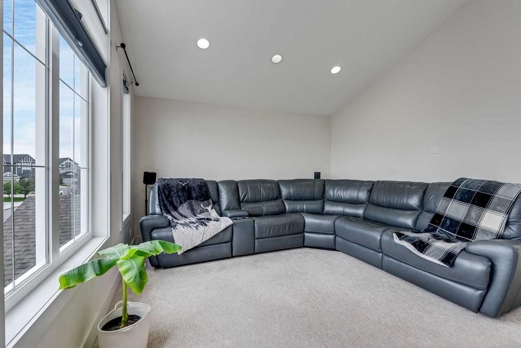 4 Legacy Court Se, Calgary, AB - Indoor Photo Showing Living Room