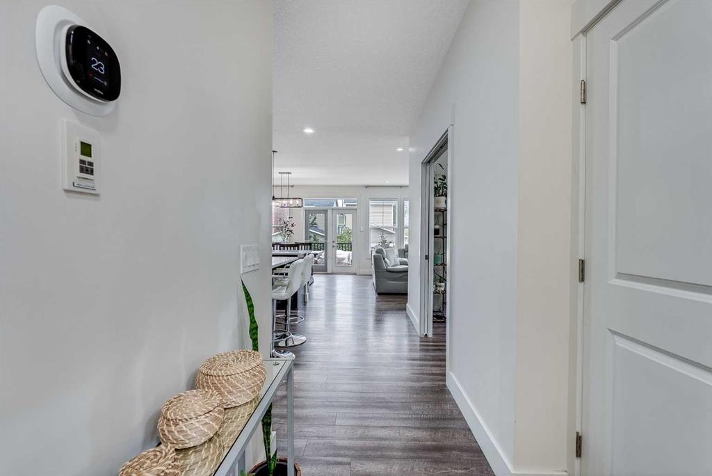 4 Legacy Court Se, Calgary, AB - Indoor Photo Showing Other Room