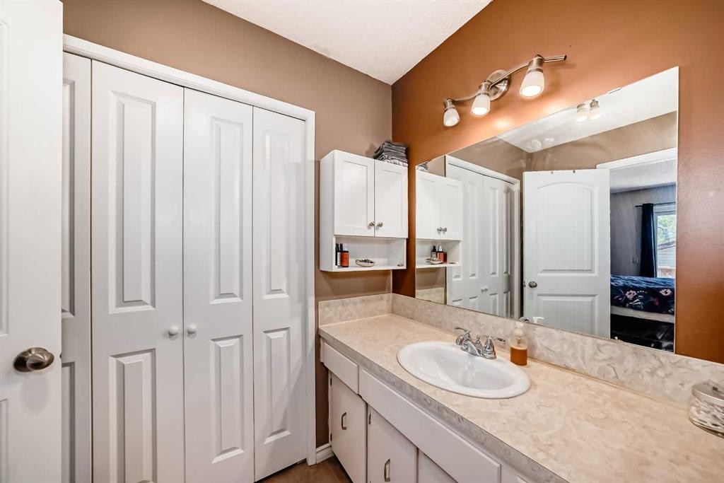 52 Beacham Road Nw, Calgary, AB - Indoor Photo Showing Bathroom