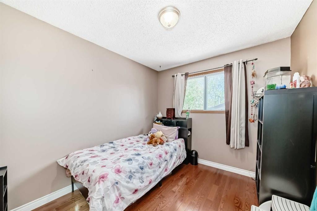 52 Beacham Road Nw, Calgary, AB - Indoor Photo Showing Bedroom