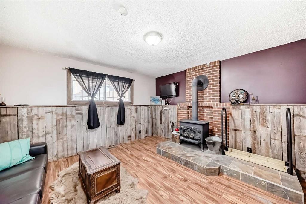52 Beacham Road Nw, Calgary, AB - Indoor Photo Showing Other Room