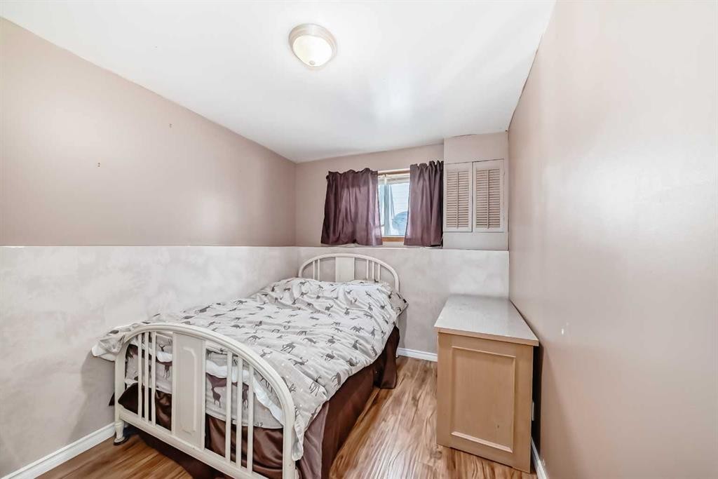 52 Beacham Road Nw, Calgary, AB - Indoor Photo Showing Bedroom