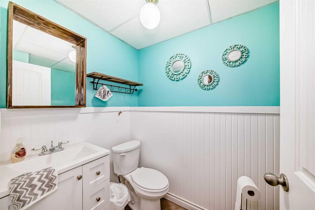 52 Beacham Road Nw, Calgary, AB - Indoor Photo Showing Bathroom