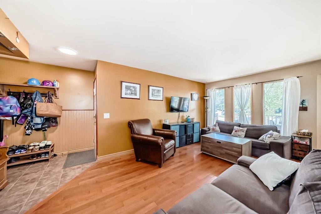 52 Beacham Road Nw, Calgary, AB - Indoor