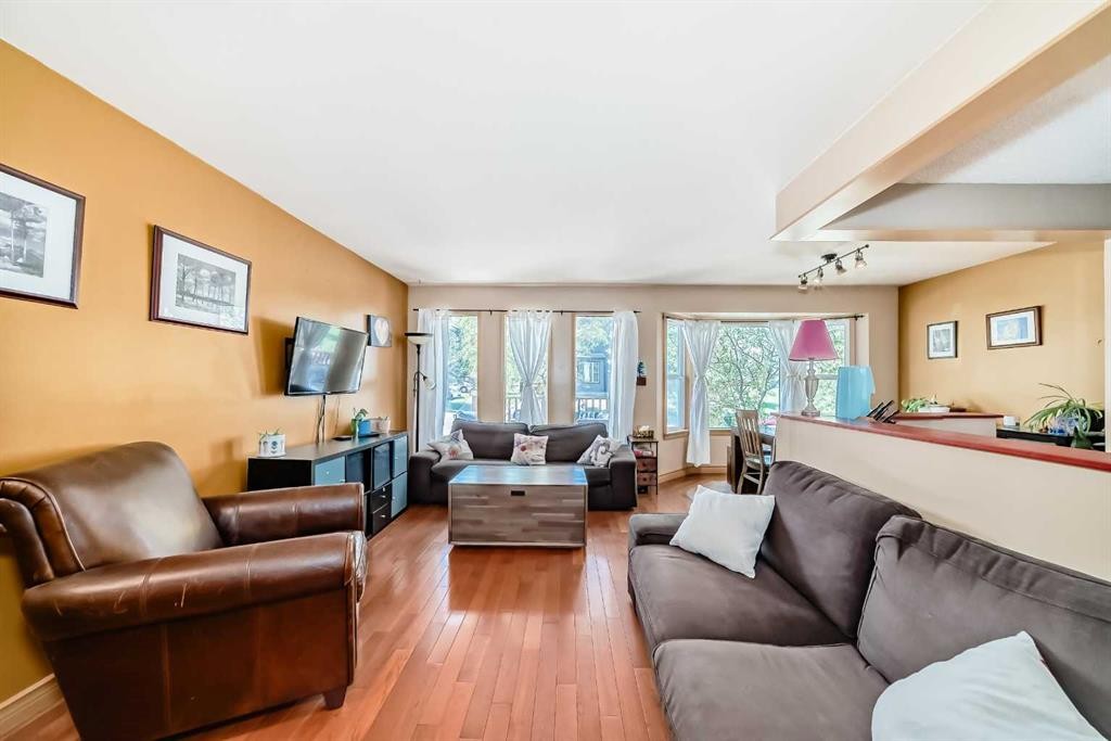 52 Beacham Road Nw, Calgary, AB - Indoor Photo Showing Living Room