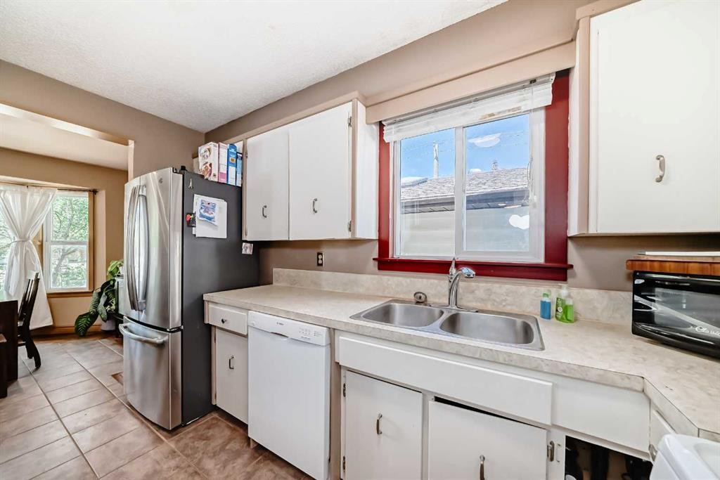 52 Beacham Road Nw, Calgary, AB - Indoor Photo Showing Kitchen With Double Sink