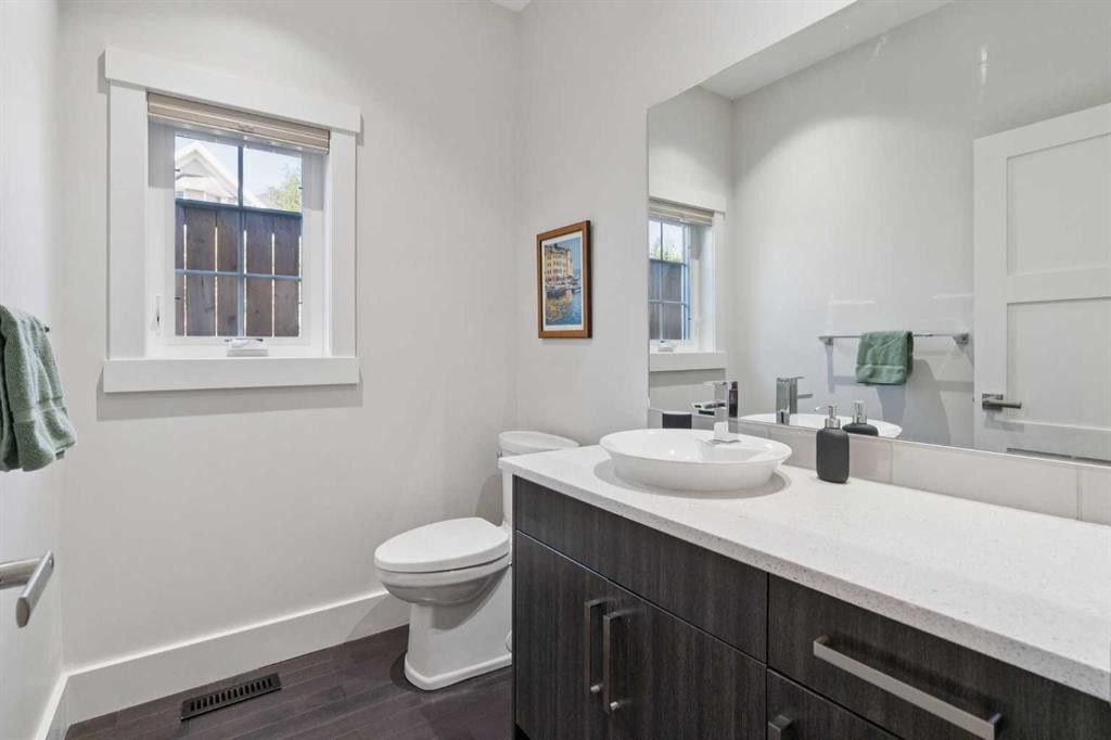 1811 31 Avenue Sw, Calgary, AB - Indoor Photo Showing Bathroom