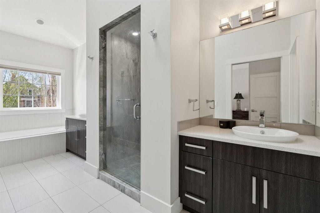 1811 31 Avenue Sw, Calgary, AB - Indoor Photo Showing Bathroom