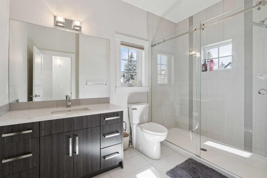 1811 31 Avenue Sw, Calgary, AB - Indoor Photo Showing Bathroom