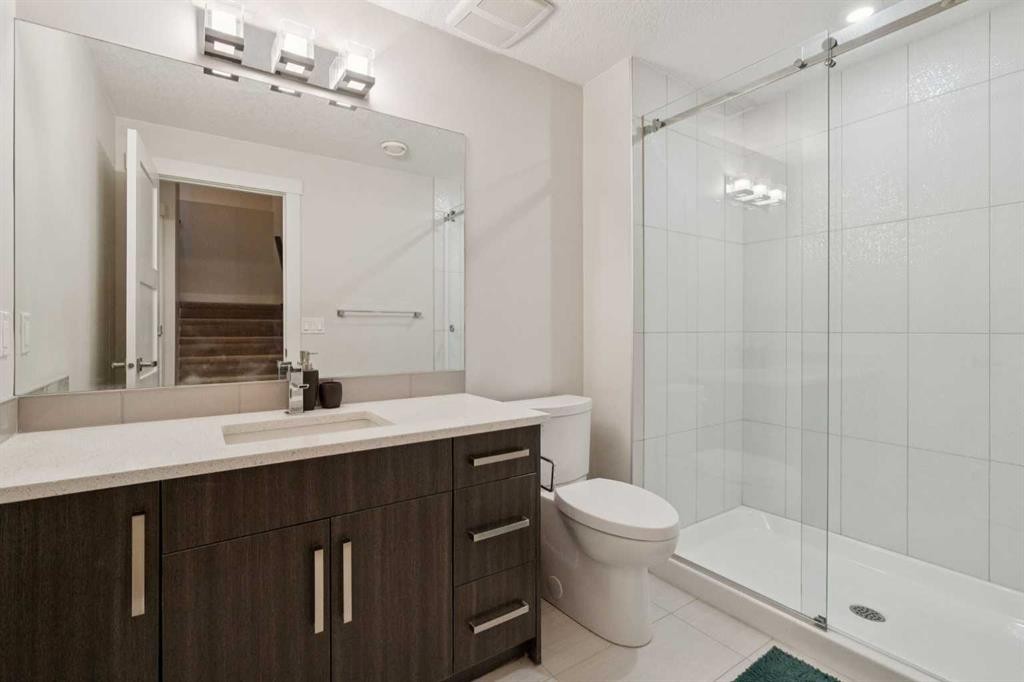 1811 31 Avenue Sw, Calgary, AB - Indoor Photo Showing Bathroom