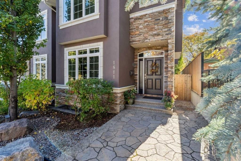 1811 31 Avenue Sw, Calgary, AB - Outdoor With Facade