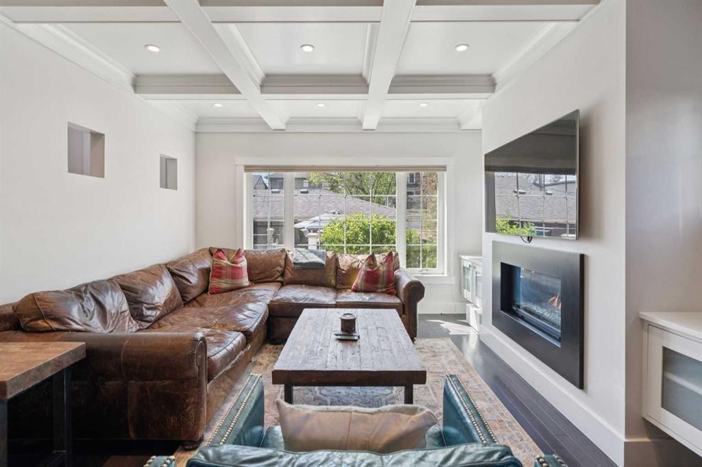 1811 31 Avenue Sw, Calgary, AB - Indoor Photo Showing Living Room With Fireplace