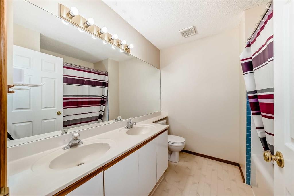 31 Harvest Oak Circle Ne, Calgary, AB - Indoor Photo Showing Bathroom