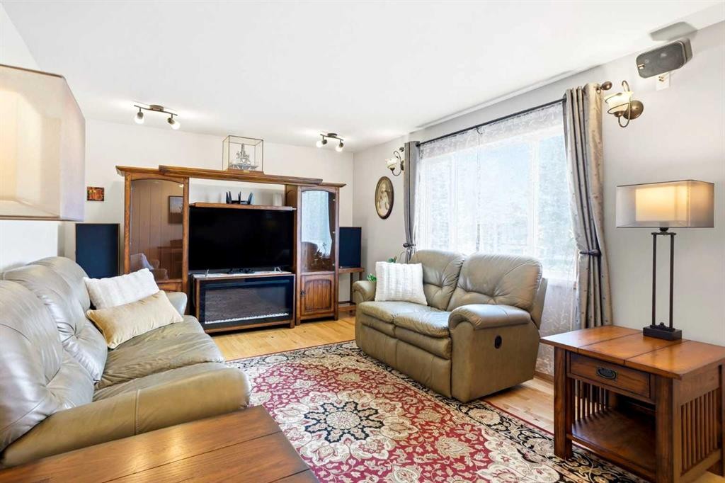 8303 Bowglen Road Nw, Calgary, AB - Indoor Photo Showing Living Room