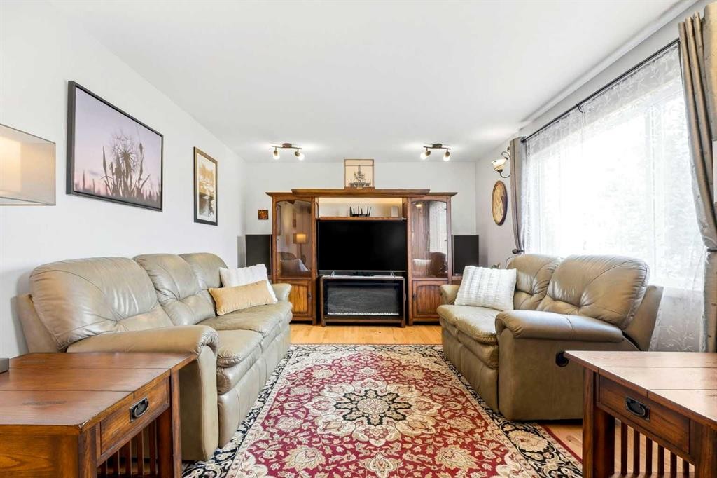 8303 Bowglen Road Nw, Calgary, AB - Indoor Photo Showing Living Room