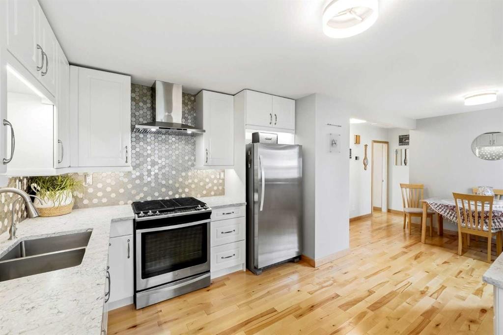 8303 Bowglen Road Nw, Calgary, AB - Indoor Photo Showing Kitchen With Double Sink With Upgraded Kitchen