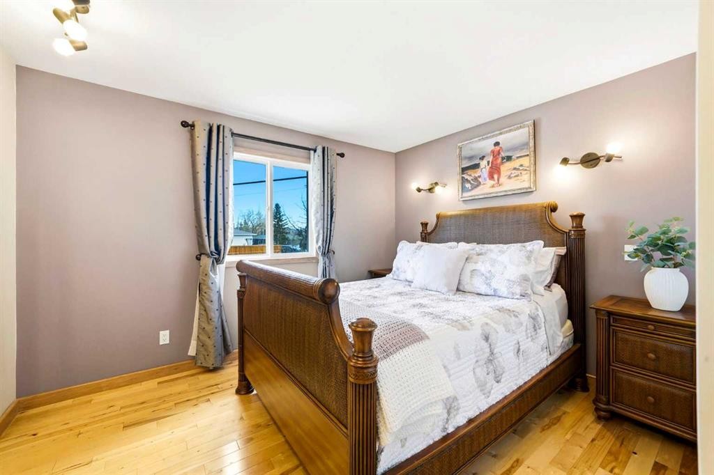 8303 Bowglen Road Nw, Calgary, AB - Indoor Photo Showing Bedroom