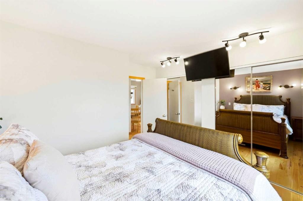 8303 Bowglen Road Nw, Calgary, AB - Indoor Photo Showing Bedroom