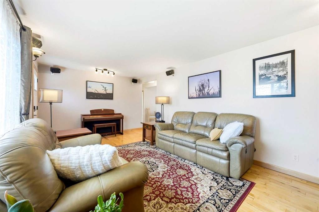 8303 Bowglen Road Nw, Calgary, AB - Indoor Photo Showing Living Room