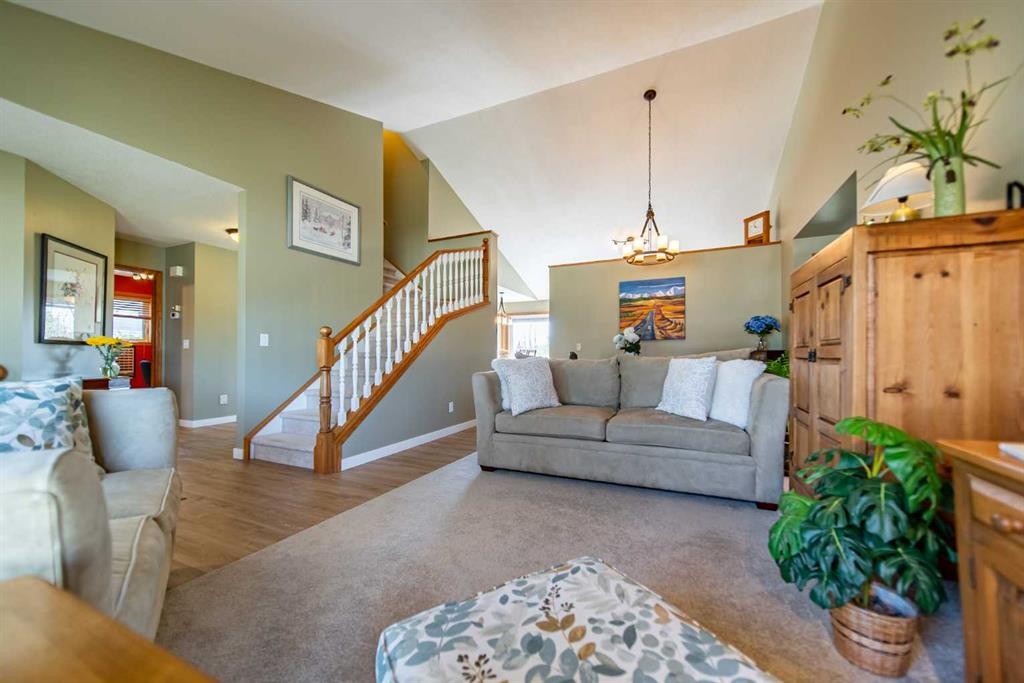 76 Sunset Crescent, Okotoks, AB - Indoor Photo Showing Living Room