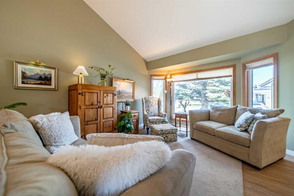 76 Sunset Crescent, Okotoks, AB - Indoor Photo Showing Living Room