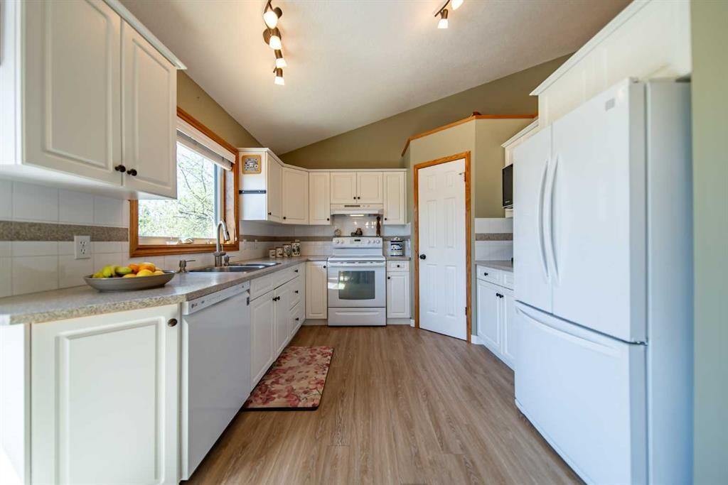 76 Sunset Crescent, Okotoks, AB - Indoor Photo Showing Kitchen With Double Sink