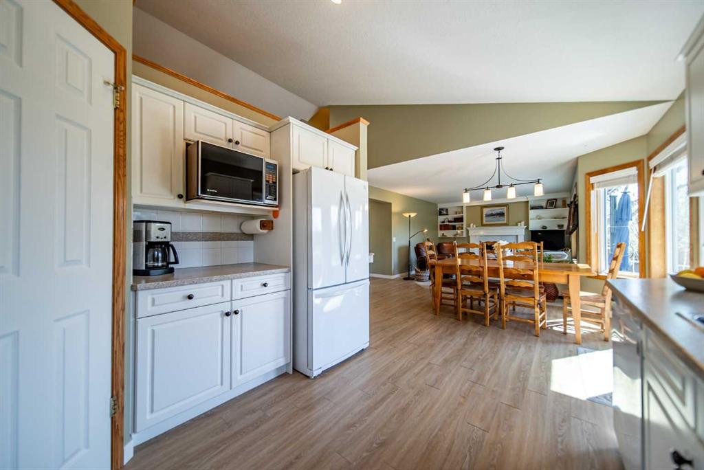 76 Sunset Crescent, Okotoks, AB - Indoor Photo Showing Kitchen