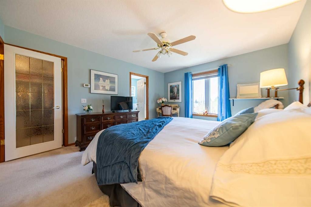 76 Sunset Crescent, Okotoks, AB - Indoor Photo Showing Bedroom