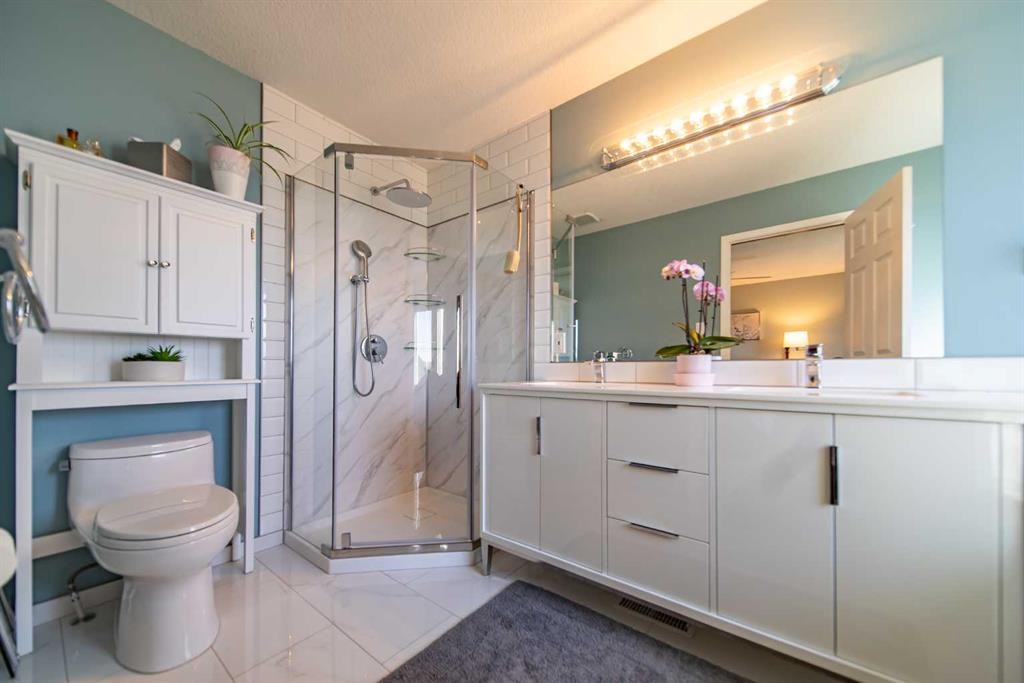 76 Sunset Crescent, Okotoks, AB - Indoor Photo Showing Bathroom