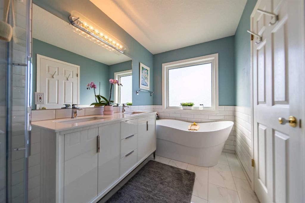 76 Sunset Crescent, Okotoks, AB - Indoor Photo Showing Bathroom