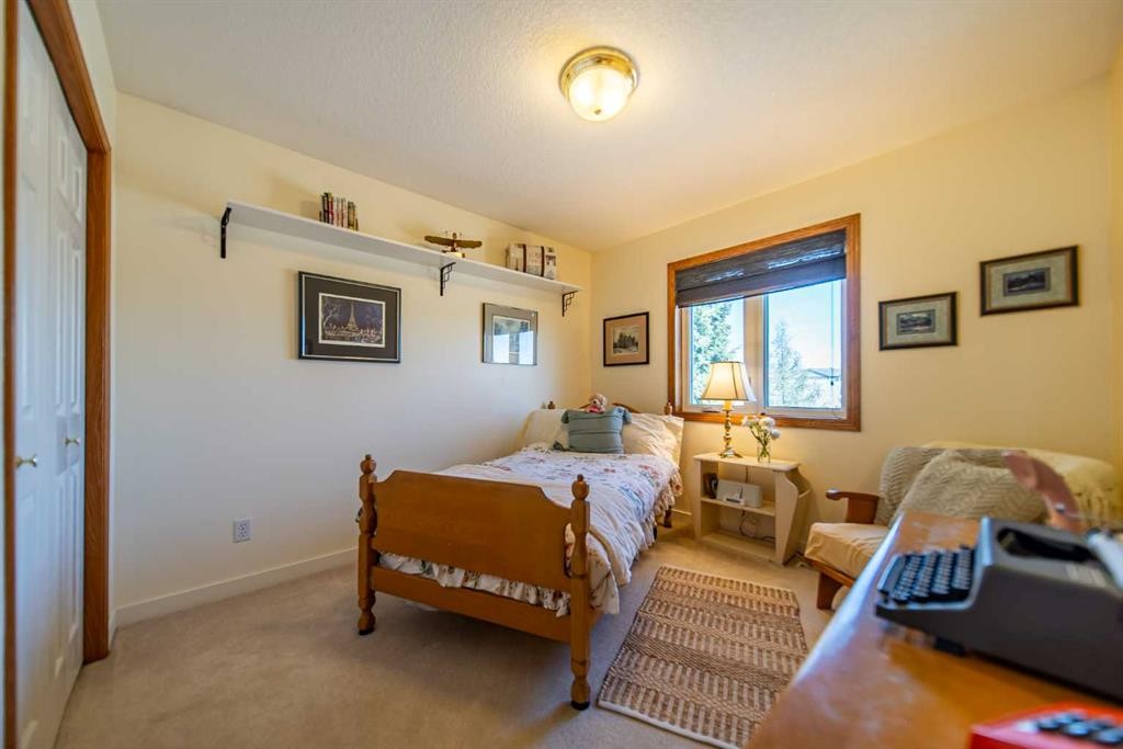 76 Sunset Crescent, Okotoks, AB - Indoor Photo Showing Bedroom