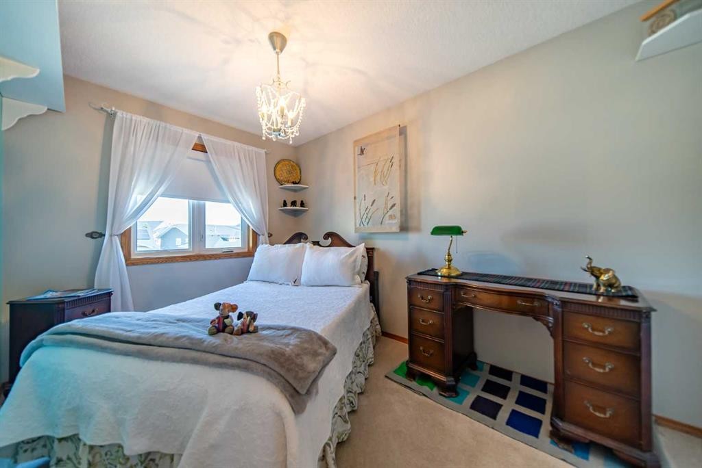 76 Sunset Crescent, Okotoks, AB - Indoor Photo Showing Bedroom