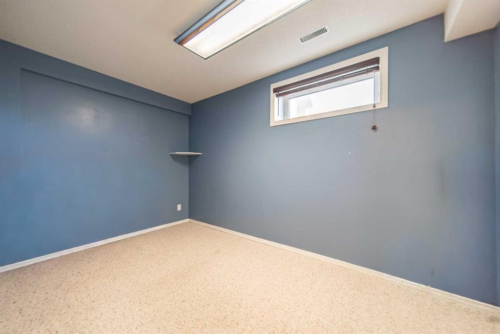 76 Sunset Crescent, Okotoks, AB - Indoor Photo Showing Other Room