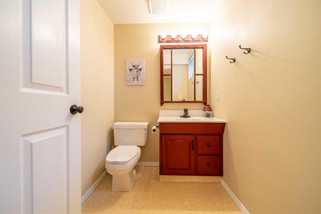 76 Sunset Crescent, Okotoks, AB - Indoor Photo Showing Bathroom